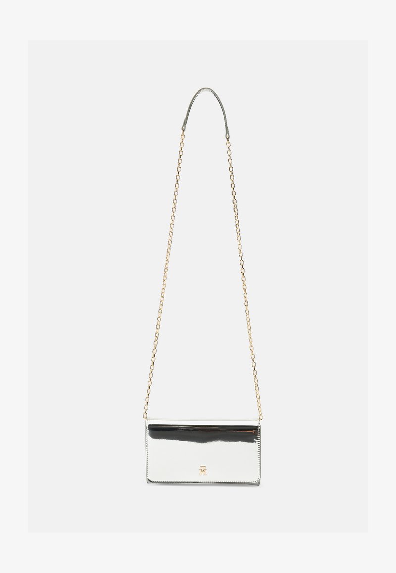 Metalen zilveren clutch handtas met een zwarte lakleren accent, gouden schouderband, rechthoekige vorm en een gladde textuur.