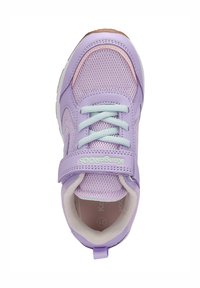 Kinder-Lavendelsneaker mit hellblauen Schnürsenkeln, Mesh-Obermaterial und einem Klettverschluss mit der Aufschrift "Kangaroos" auf weißem Hintergrund.