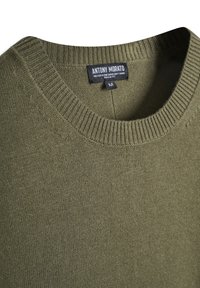 Groene, geribbelde brei-trui vervaardigd uit een viscosemix, met een ronde hals en een label waarop de merknaam en maat staan, plat weergegeven.