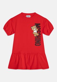 Rotes Kurzarmkleid mit Rüschensaum, das einen braunen Teddybär zeigt, der ein weißes Shirt trägt und auf der Vorderseite den vertikalen Schriftzug "MOSCHINO" hat.