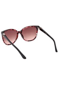 Lunettes de soleil cat-eye avec une monture à motifs noir et rouge foncé, des verres dégradés rose, et des branches lisses noires. Présente des accents métalliques au niveau des charnières.