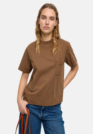 - T-shirt z nadrukiem