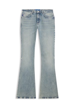 Jean en denim bleu clair avec un lavage délavé, taille mi-haute, cinq poches et jambes évasées avec bords effilochés.