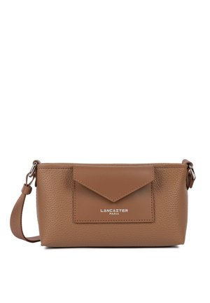 Sac d'épaule en cuir marron texturé avec une poche à rabat à l'avant et un logo argenté "Lancaster Paris", bandoulière réglable sur fond blanc.