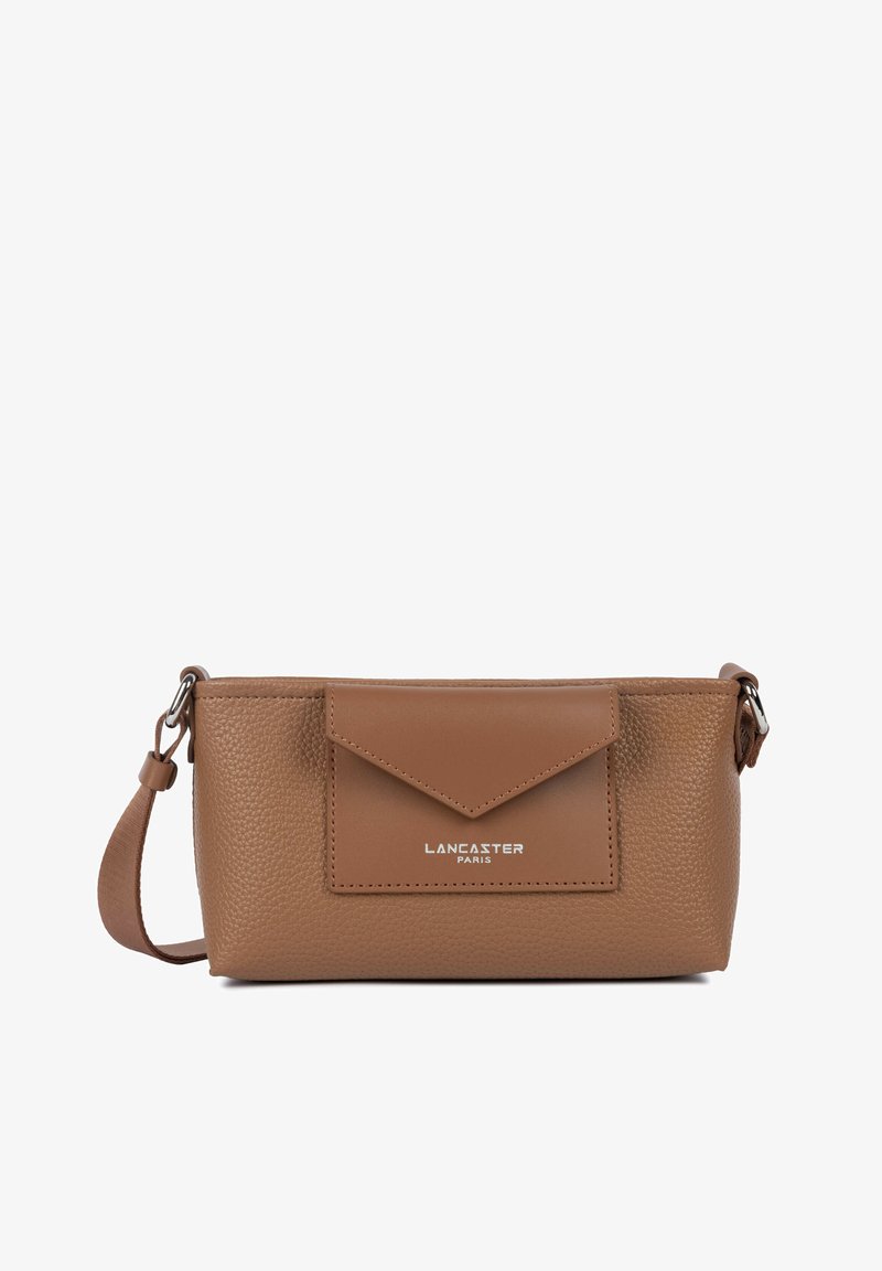 Bruine schoudertas van getextureerd leer met een voorvak met klep en zilveren "Lancaster Paris" logo, verstelbare riem op witte achtergrond.