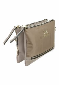 Sac à main bicolore en beige et taupe, avec un dessus zippé, un logo embossé et des accents de quincaillerie dorée. Finition texturée.