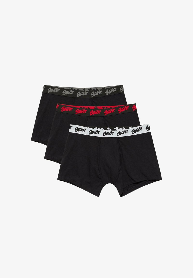 Trois boxers noirs avec des ceintures élastiques en noir, rouge et blanc, chacun avec un motif de logo audacieux.