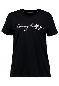 Camiseta de algodón negra con mangas cortas y cuello redondo. En la parte frontal tiene un logo en cursiva blanca, "Tommy Hilfiger," a lo largo del pecho.