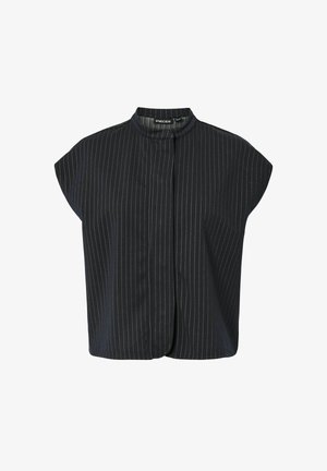 Sort kortærmet bluse med hvide nålestriber, høj krave og skjult frontknaplukning fra mærket Pieces.