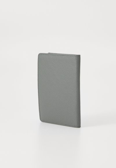 Portefeuille en cuir gris avec une texture lisse, de forme rectangulaire et des bords nets. Présente des détails de couture subtils le long des coutures.