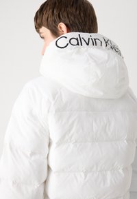 Calvin Klein Jeans LIGHTWEIGHT LOGO PUFFER - Zimná bunda - snow white