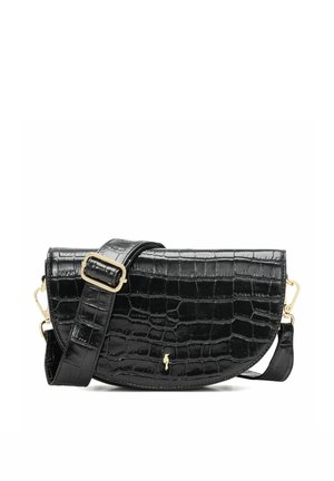 Czarna torebka na ramię z fakturą skóry krokodyla, z regulowanym paskiem i złotymi elementami, o półokrągłym kształcie i małym emblemacie z przodu.
