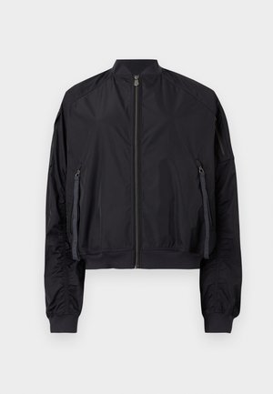 Veste aviateur noire avec fermeture éclair à l'avant, deux poches latérales zippées avec tirettes en tissu, col, poignets et ourlet côtelés, et une poche zippée sur la manche.