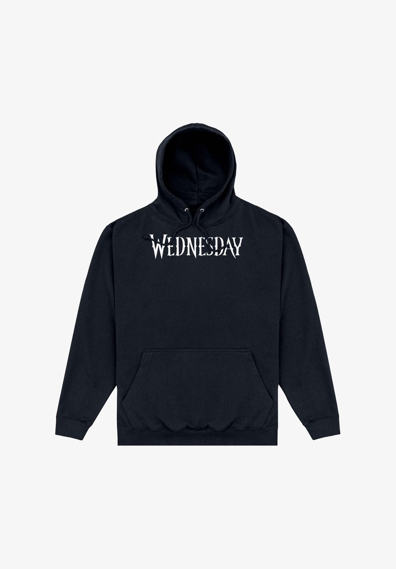 Czarna bluza z kapturem i sznurkiem, przednia kieszeń oraz napis „WEDNESDAY” w białej, stylizowanej czcionce na wysokości klatki piersiowej.