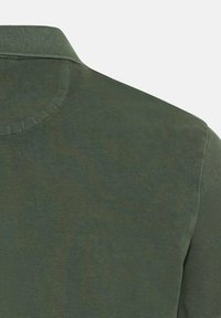 Olijfgroene shirt met een gestructureerd oppervlak, voorzien van een klassieke kraag. De stof is glad met een subtiele glans en toont minimalistische designelementen.