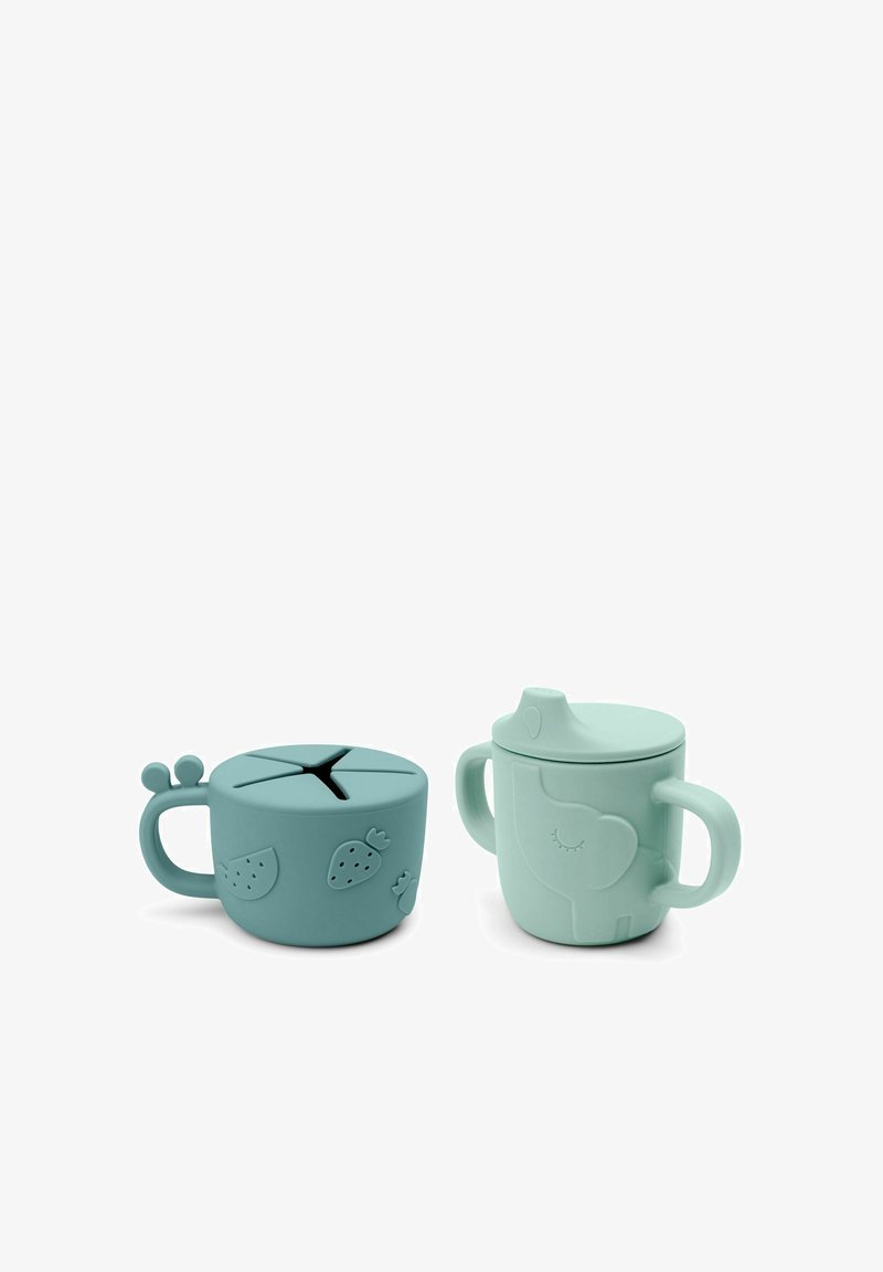 Sæt af to teal kopper lavet af blød silikone; den ene har et elefantdesign, mens den anden har et jordbærmønster og et slotlåg.