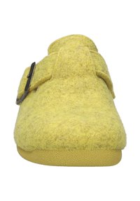 Ciabatta in felt giallo con punta arrotondata, dotata di una tracolla con fibbia in metallo e suola in gomma testurizzata. Materiale morbido e accogliente.