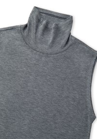 Šedý bezrukávový rolák vyrobený z měkké, elastické látky. Má sklopený vysoký límec a čisté švy podél okrajů.