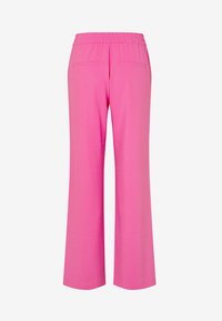 Roze wijde broek met een elastische tailleband en twee achterzakken. De stof lijkt glad, zonder zichtbare patronen of accenten.