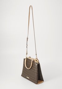 Braune Handtasche mit geometrischem Muster und beigen Akzenten, doppelten Griffen und einem abnehmbaren Schultergurt; aus synthetischem Material gefertigt.