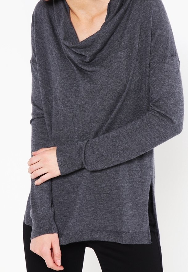 Mörkgrå cowl neck tröja, stickad material, långa ärmar, sidofickor, avslappnad passform, sydda kanter, mjuk textur.