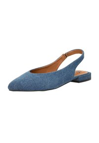 Denim slingback schoen met een spitse neus en lage blokhak, met een textuur van blauwe bovenkant en een tan kleurige binnenzijde.