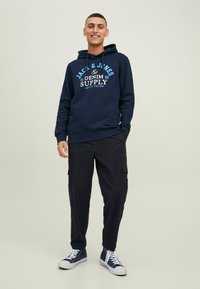 Jack & Jones JJELOGO HOOD - Bluza z kapturem
