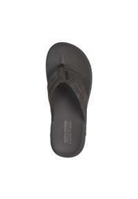 Donkerbruine flip-flop sandaal met een gestructureerde rubberen zool en een zachte, gestikte stoffen teenband. Bevat "Luxe Foam" branding op de binnenzool.