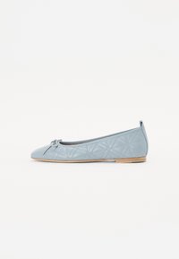Ballerines en cuir bleu clair avec un motif matelassé, bout rond, petit nœud à l'avant et petit talon en bois.