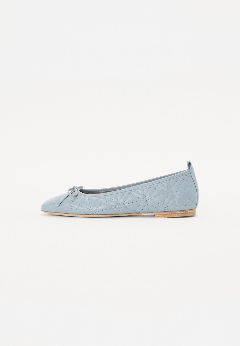 Ballerines en cuir bleu clair avec un motif matelassé, bout rond, petit nœud à l'avant et petit talon en bois.