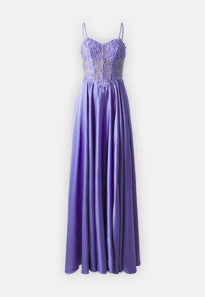 Vijolična večerna obleka z oprijetim čipkastim korzetom in nežnimi naramnicami. Krilo je prosto, izdelano iz satena z mehkim leskom in nabranim dizajnom.