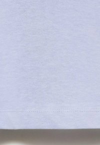 Světle modré bavlněné tričko s hladkým povrchem, které má jednoduchý design a rovný spodní lem. Žádné viditelné vzory ani akcenty.