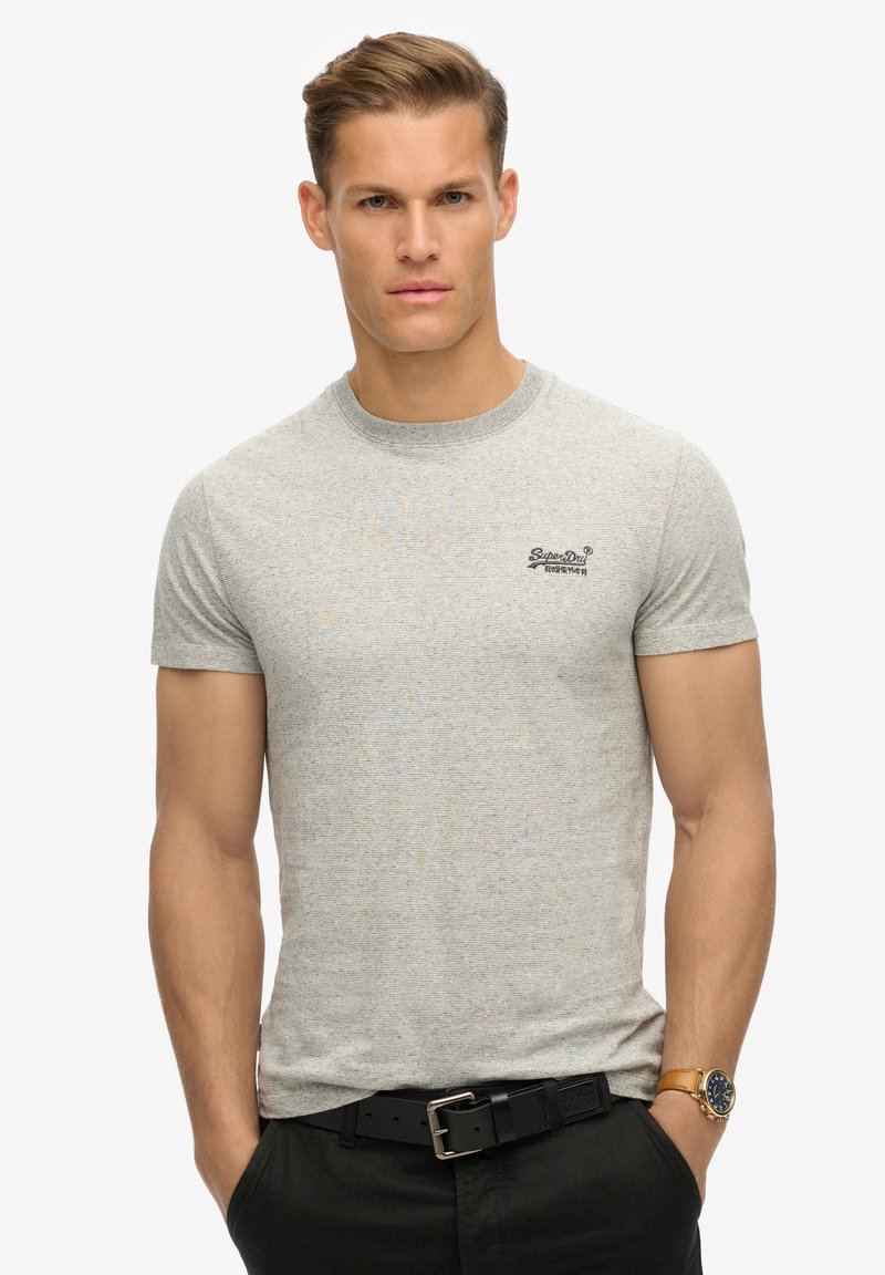 Grå kortærmet t-shirt med rund halsudskæring og subtil tekstur, forsynet med et lille sort logo på brystet.