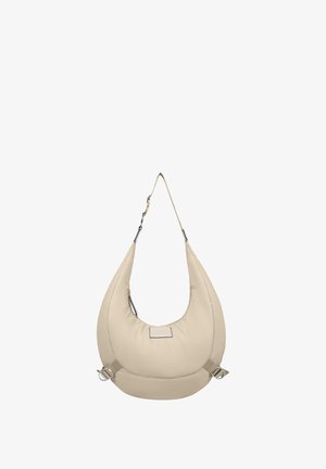 Bolso hobo acolchado en color beige con una forma sobredimensionada. Presenta una correa de hombro, hebillas laterales y un parche con el logo en la parte frontal. Textura suave.