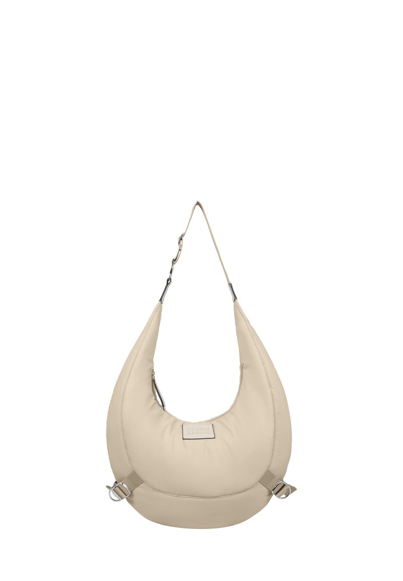 Beige, polstret hobo-veske med en overdimensjonert form. Har en skulderrem, side-spenner og en frontlapp med logo. Glatt tekstur.