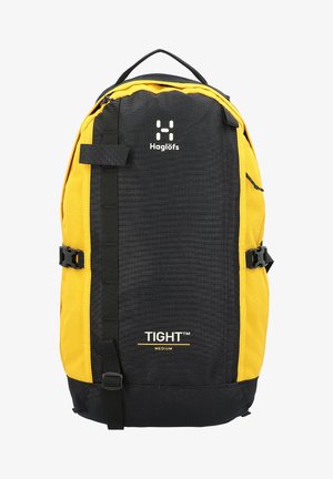Schwarzer und gelber Rucksack mit strukturiertem Außenmaterial, verstellbaren Trägern, Schnallenverschlüssen und einem Logo. Verfügt über eine mittlere Größe und ein schlankes Design.