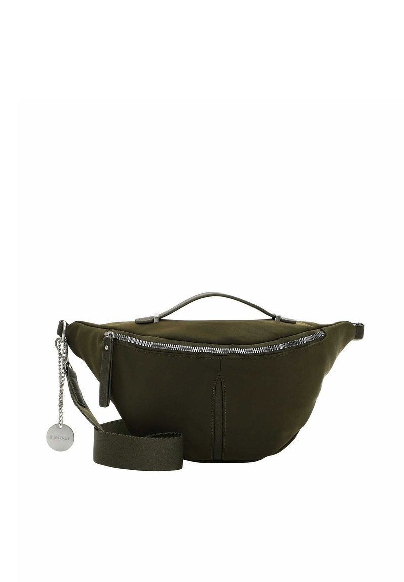 Riñonera de tela verde oliva con forma curva, correa ajustable, herrajes de cremallera plateados y un detalle de etiqueta metálica.