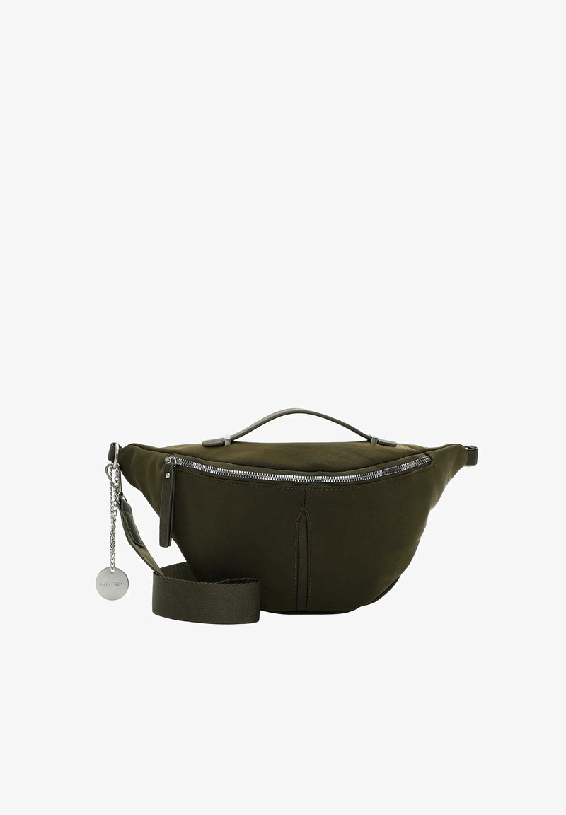 Riñonera de tela verde oliva con forma curva, correa ajustable, herrajes de cremallera plateados y un detalle de etiqueta metálica.