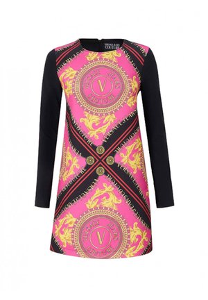 Abito a maniche lunghe con un design rosa e nero arricchito da motivi dorati, loghi e dettagli, realizzato in un tessuto liscio.