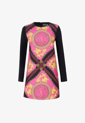 Abito a maniche lunghe con un design rosa e nero arricchito da motivi dorati, loghi e dettagli, realizzato in un tessuto liscio.