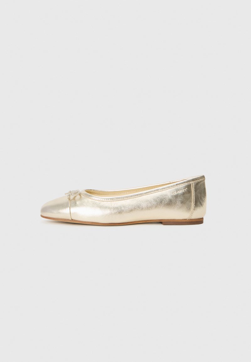 Ballerines dorées en cuir métallisé, avec un bout rond, un petit nœud à l'avant et une semelle en caoutchouc à profil bas.