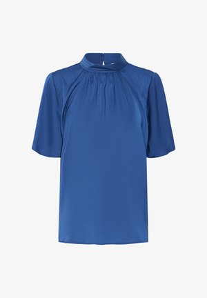 Lühikeste varrukatega pluus ühtlasest sinisest kangast, kõrge kaelusega ja õlgadele kogutud detailidega, millel on võtmeaugu tagakinnitus.