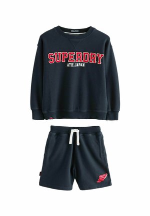 Marinblå sweatshirt och shorts-set i bomull. Sweatshirten har "SUPERDRY ATH.JAPAN" i röd och vit text. Shortsen har en vit dragsko.