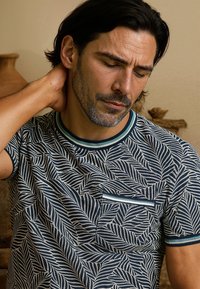 Korte mouw navy t-shirt voor mannen met een wit loofpatroon, contrasterende teal geribbelde kraag en een small pocket met horizontale strepen.