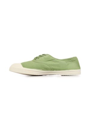 Sneaker in tela verde chiaro con suola e punta in gomma bianca, modello basso, fotografata di lato su sfondo bianco.