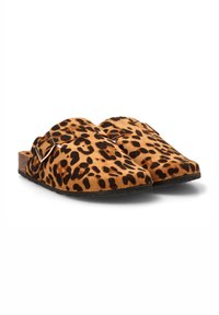 Mules de piel de leopardo sin talón con textura de ante, que presentan una cinta ancha y un acento de hebilla metálica. Plantilla de corcho con una suela negra.