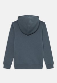 Sweatshirt à capuche en tissu gris foncé. Doté de manches longues, d'une coupe décontractée et d'une texture lisse. Design simple sans logos visibles.