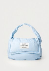 Svetlo modra oblazinjena torbica za čez ramo z mehkim ročajem in belo etiketo na sprednji klapni z napisom "Mads Nørgaard Copenhagen".