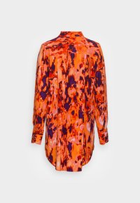 Chemise à manches longues avec un motif abstrait vibrant orange et violet, fabriquée en tissu léger, avec une coupe décontractée et un ourlet en forme de chemise.