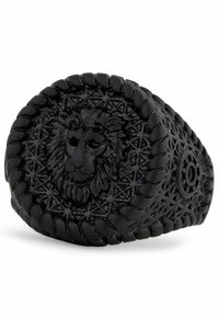 Anillo temático de león negro con un intrincado diseño texturizado y bordes trenzados, que presenta un relieve de león detallado en el centro y acentos circulares.